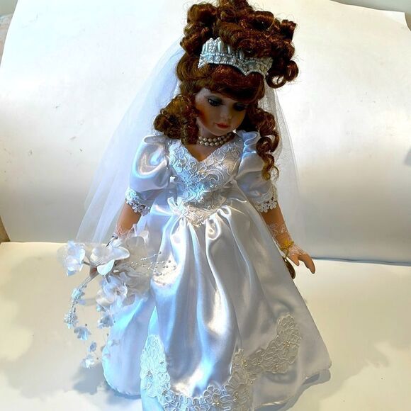 Bride porcelain doll 16 inches - Picture 2 of 10
